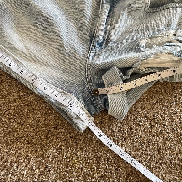 American Eagle Cuffed Mom Shorts Women’s 4 Light Wash Blue Denim Distressed - Picture 13 of 13